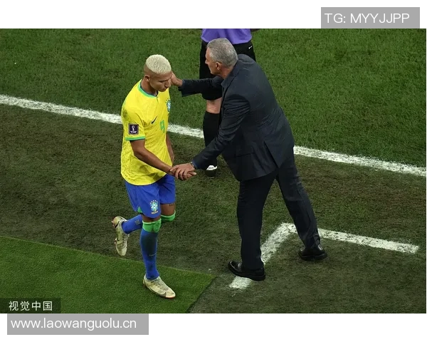 维尼修斯与女友甜蜜互动内马尔点赞称赞这个男孩深深爱着她