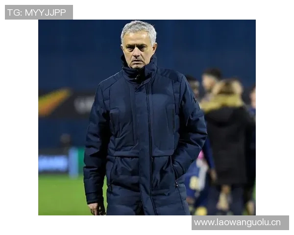 热刺边卫波罗被球迷电子烟砸中后捡起假装抽烟引发热议