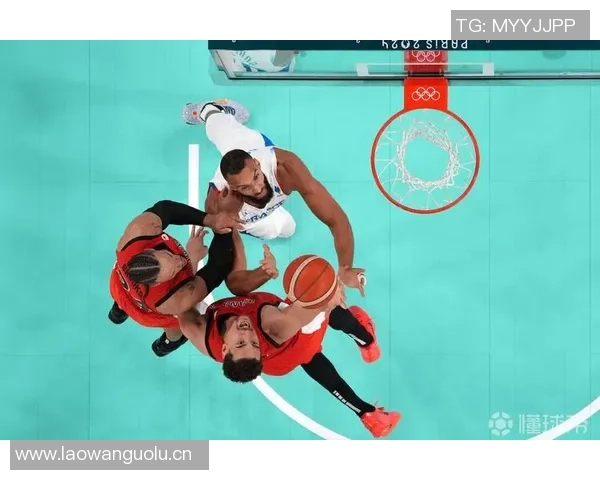 戈贝尔两年首次尝试三分球未中贡献13分12篮板展现进步决心