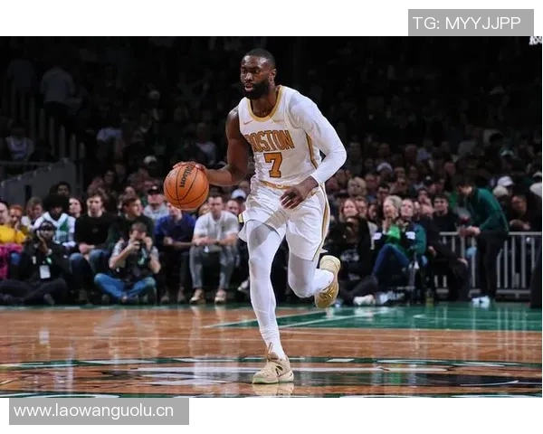 杰伦布朗首节狂砍15分展现强大攻击力助球队掌控比赛节奏
